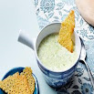 Servieren von cremiger kohlenhydratarmer Brokkoli-Lauch-Suppe 26